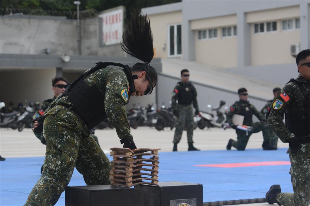 馬防部雲台戰技隊操演　馬尾妹力劈磚瓦震撼全場