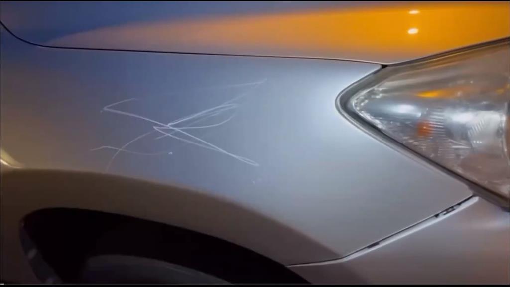 移車糾紛怒嗆叫警察！車主吃完飯驚見「車被刮花」傻眼