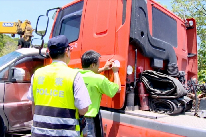 撞警辯稱要閃車 電眼戳破謊言「都沒車」