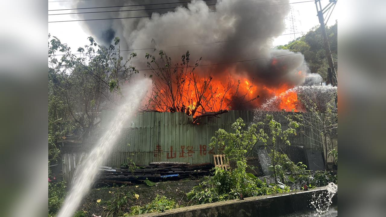 快新聞/快關窗!新莊工廠冒大火「濃煙竄天」 驚悚畫面曝