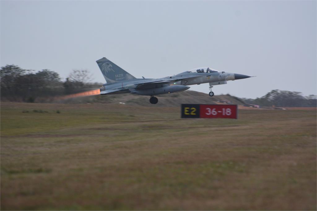 解放軍對台實施聯合戰備警巡　空軍秀經國號戰機５分鐘緊急起飛攔截