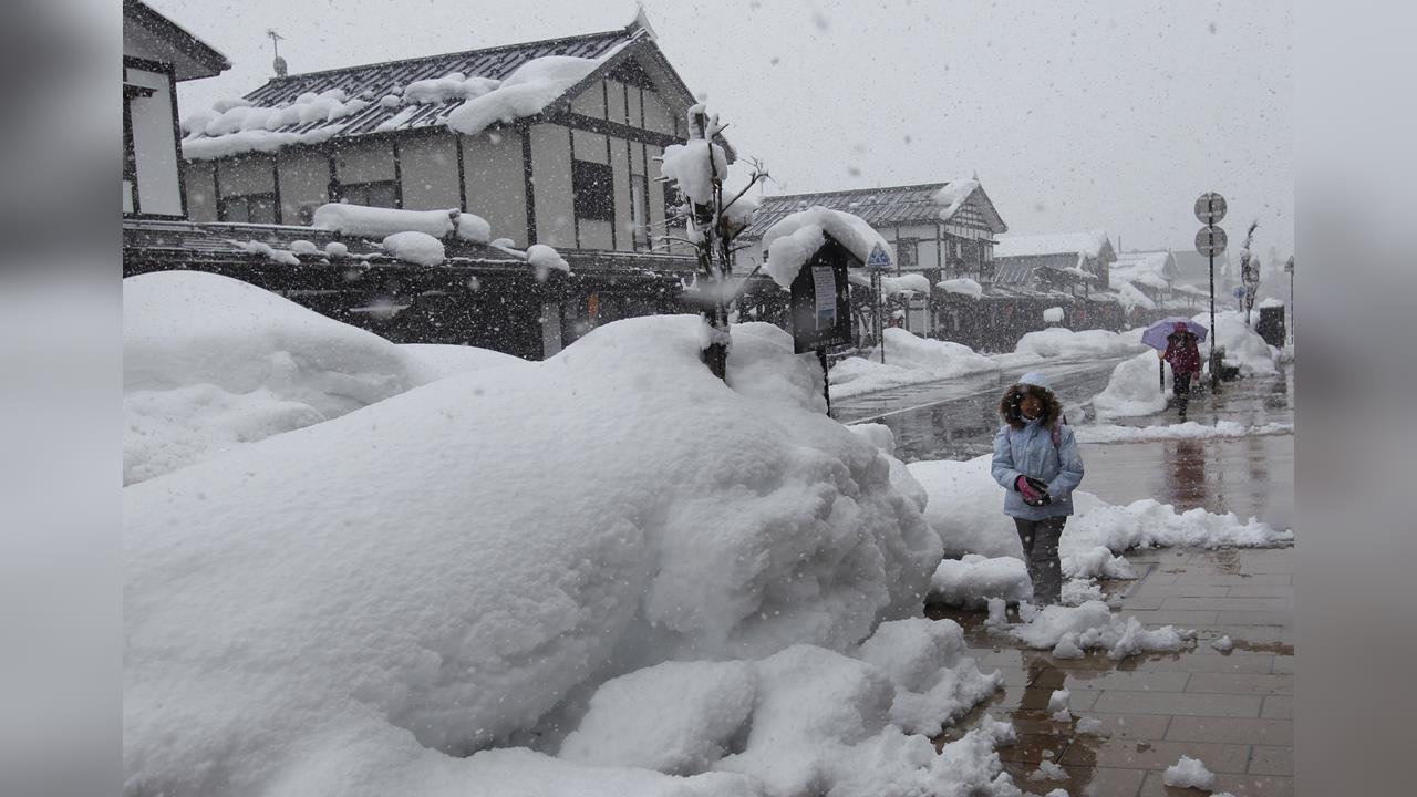 日本札幌雪祭登場　東北立春回溫　融雪易滑落砸傷人
