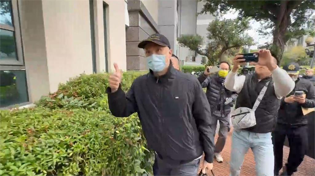 快新聞／什麼意思？五億高中生案今發監　夏男對鏡頭豎大拇指後再比YA