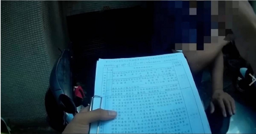 酒駕遭攔拒配合! 男催油門慘摔在地遭壓制狂喊:太離譜了