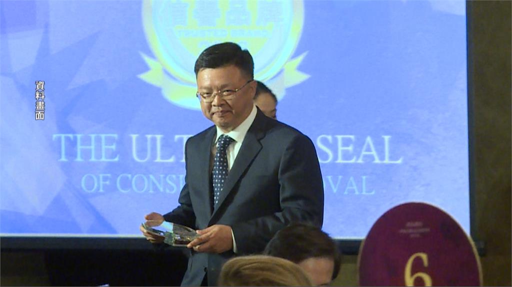 陳啟昱涉光電弊案被通緝　今早律師陪同投案