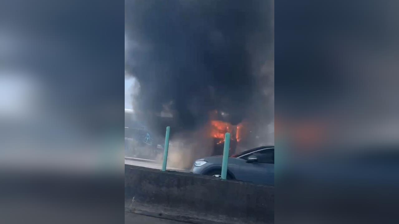 快新聞／嚇死！國1苗栗段客運突起火　9人緊急疏散、南下回堵3公里