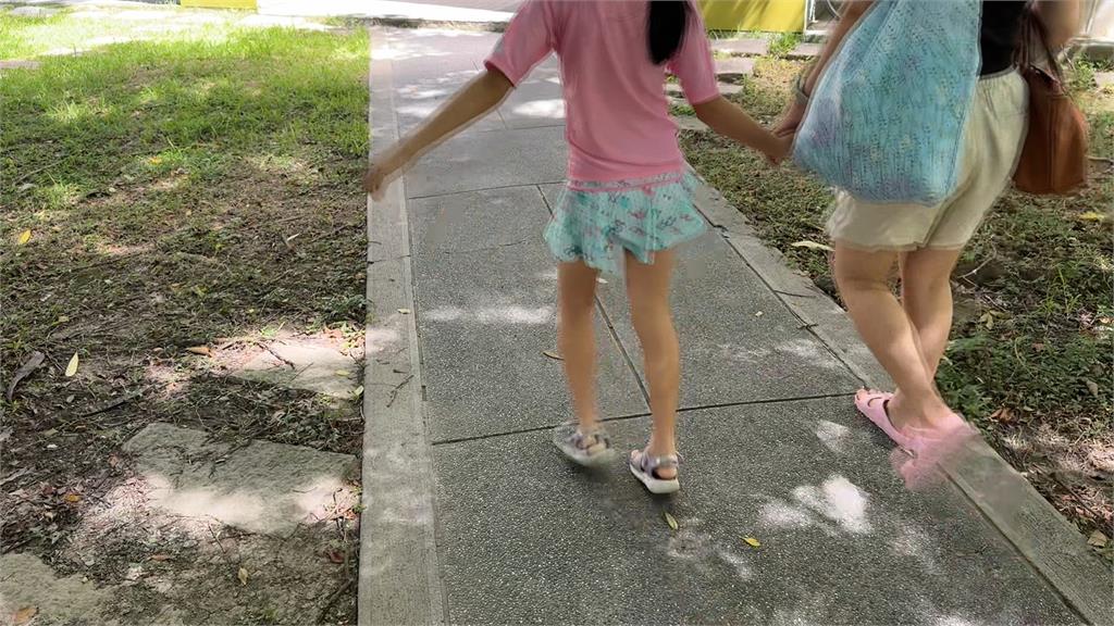 4歲兒超商奔跑喧鬧講不聽　母氣炸動手拍打出腳踹