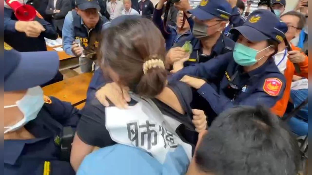 火爆抗爭!名間焚化爐二階環評會 自救會撒茶葉遭女抓住脖子
