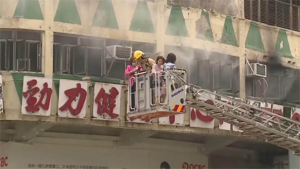 香港九龍大樓失火　300多人獲救5死41傷