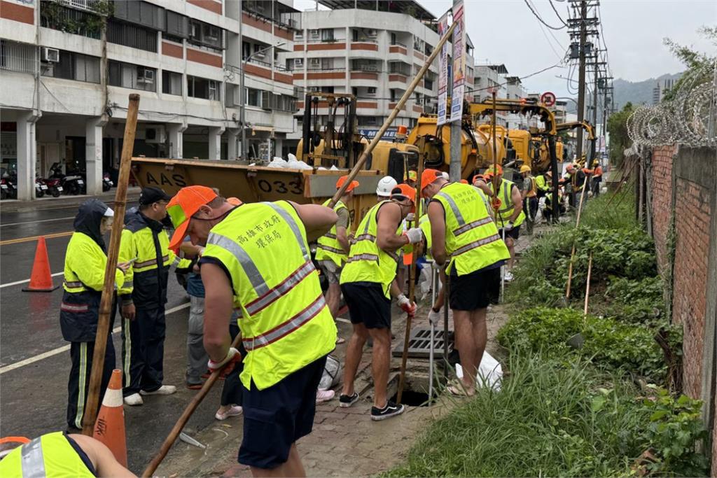 快新聞／澳洲消防猛男來台交流　主動加入高雄防颱側溝清疏工作