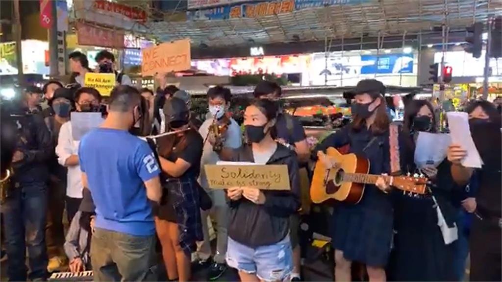 夜線／反送中持續！尖沙咀重慶大廈發起「和你唱」活動