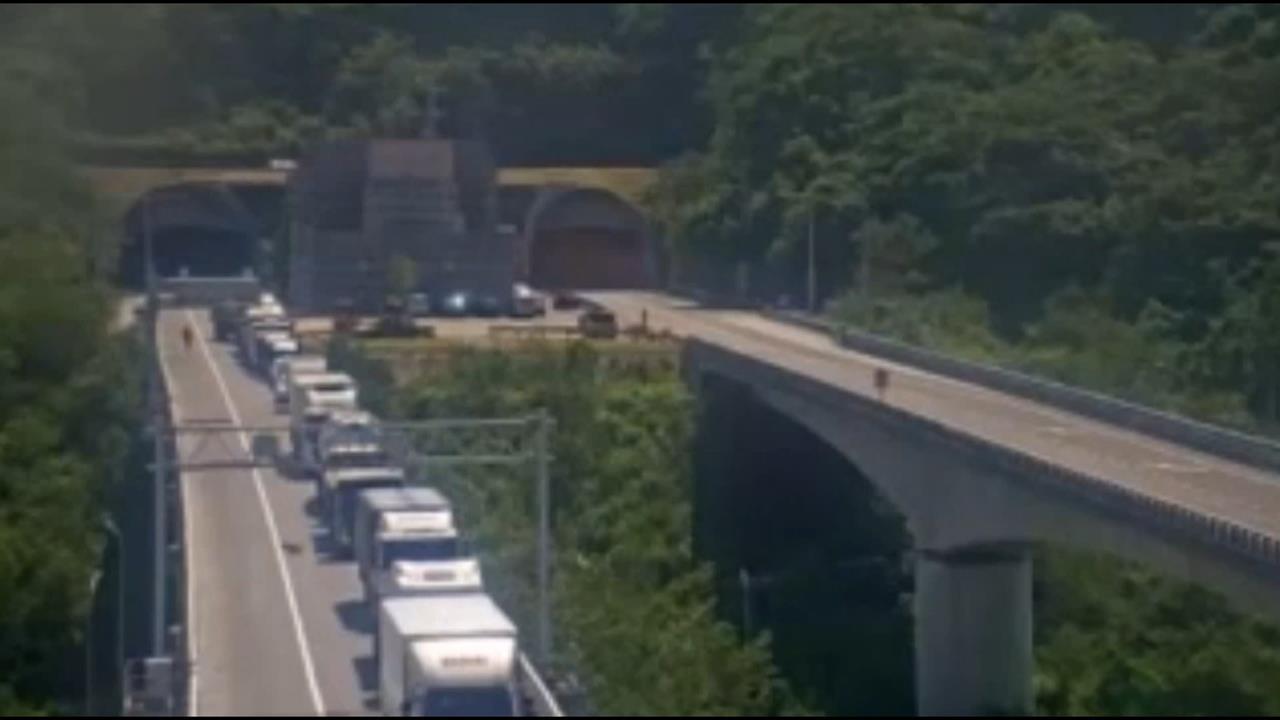 台9線觀音隧道口嚴重車禍！　2大車3小車連環撞多傷送醫