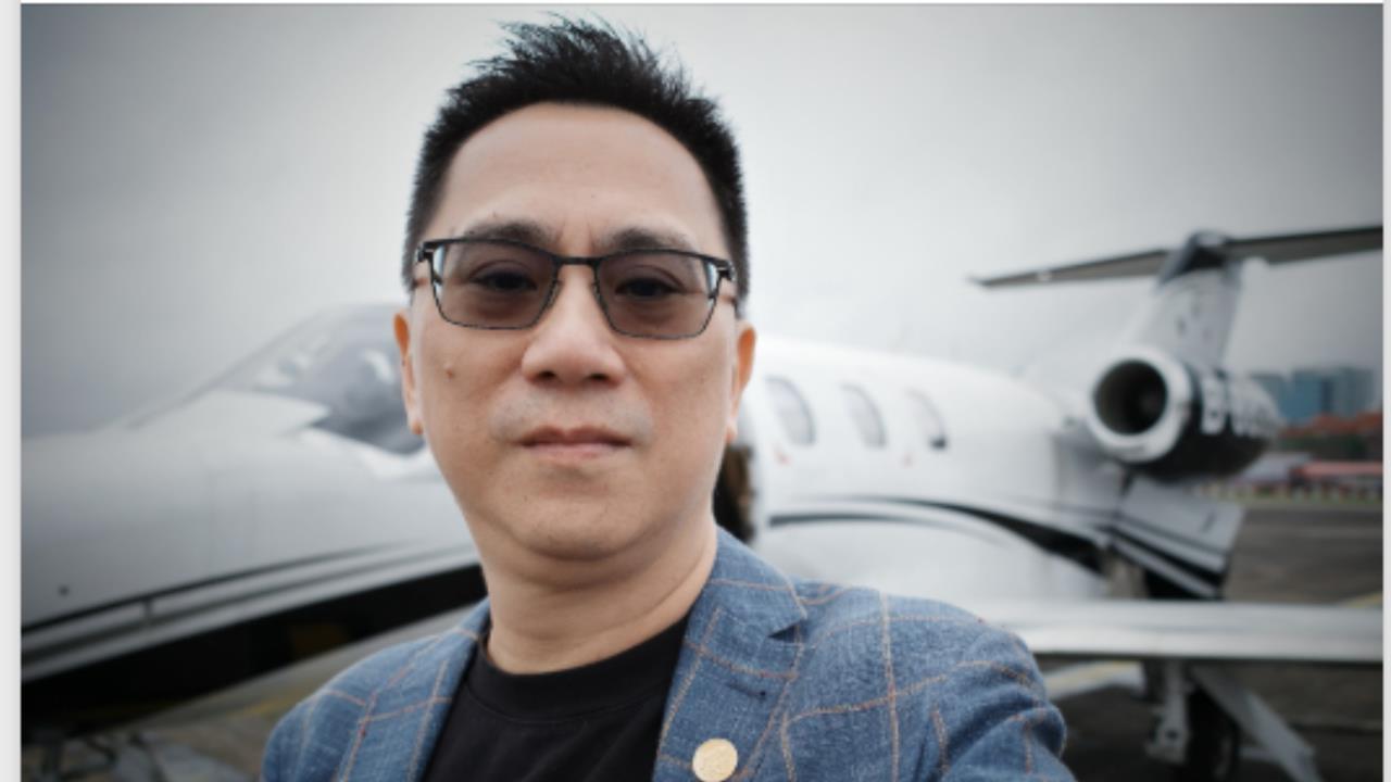 486搭包機「曬松指部打卡照」恐遭罰？本尊「嗆完王鴻薇」再酸這群人