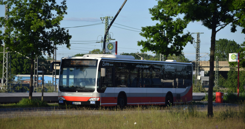德國15歲少年清晨「偷公車行駛130公里」送女友上學 警震驚:車輛完好無損