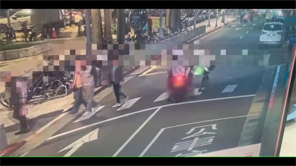 北投行人地獄? 路口沒紅綠燈 行人過馬路險被撞 爆發口角
