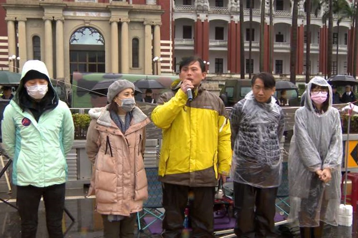 警察強拆總統府前帳篷 黃國昌怒轟：已超越底線！