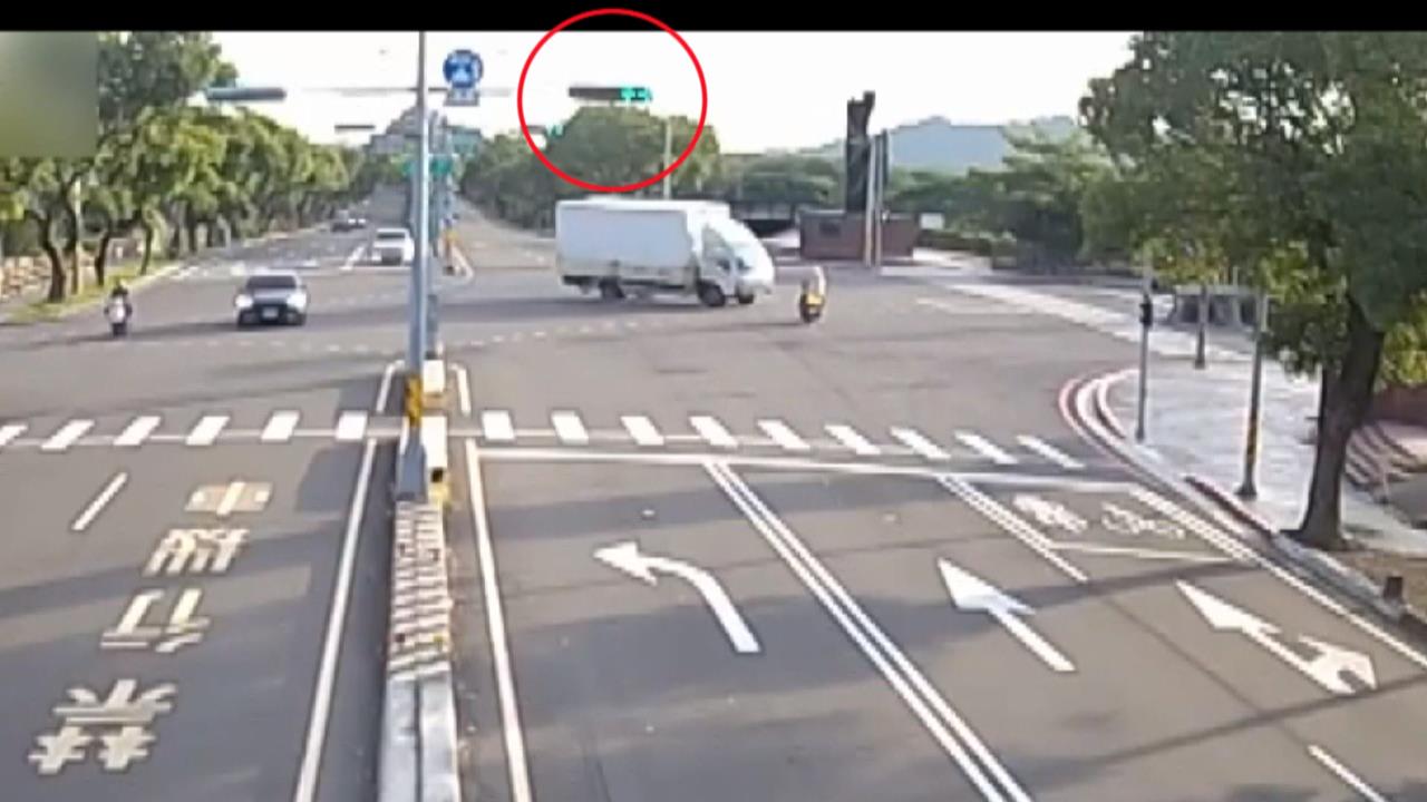 苗栗大貨車疑違規搶快左轉撞機車　騎士乘客「雙雙噴飛」