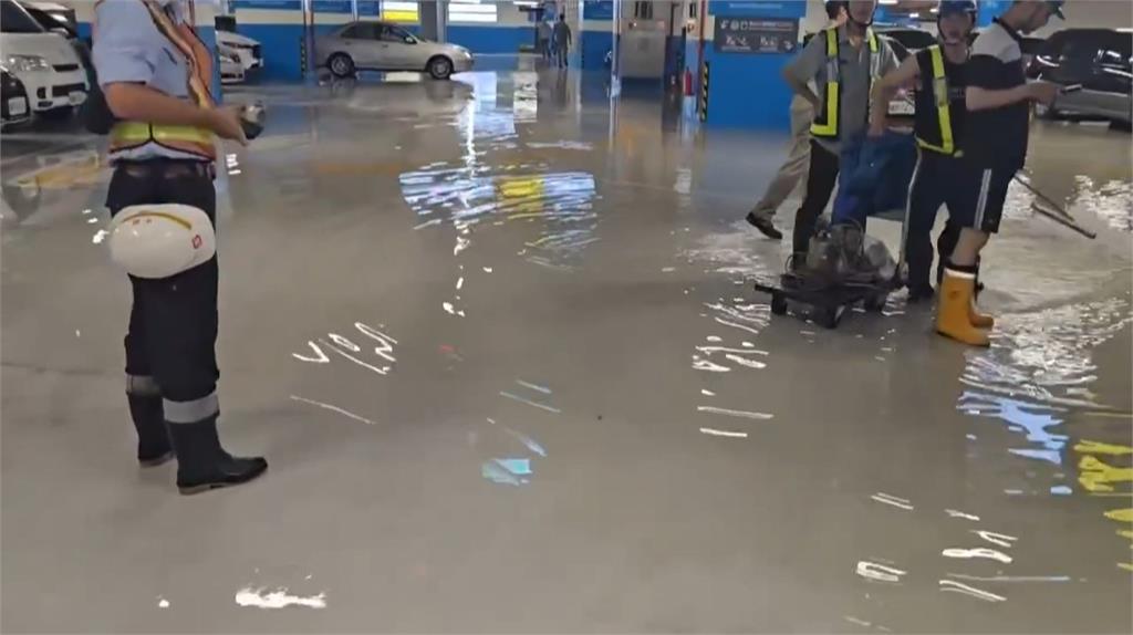 雨彈狂炸！高雄車站灌爆積水　中山大學驚見小瀑布