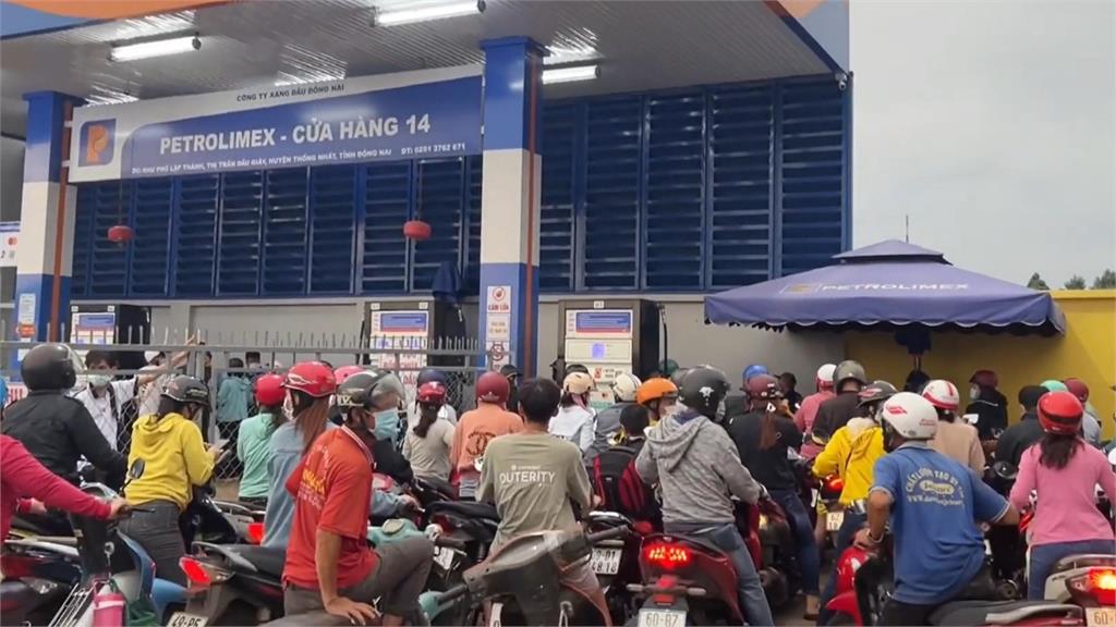 越南爆石油之亂！台男直擊民眾擠爆加油站　店員無奈嘆：汽油售完了