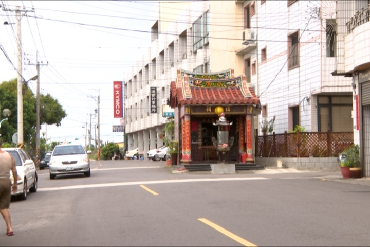 乞丐趕廟公？ 道路拓寬後卻變土地公廟擋道
