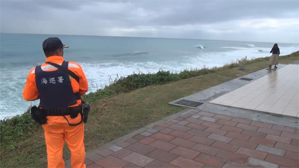 「閃電」發威！ 不敵大浪 台東富岡堤防破大洞