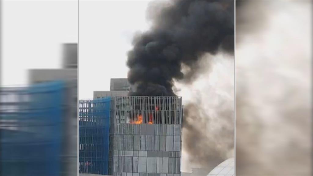 光華商場旁施工大樓起火黑煙竄天際！ 疑焊接引發保麗龍起火