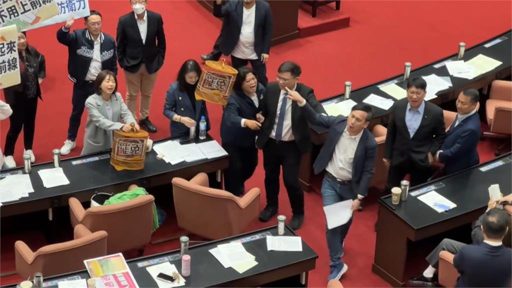 民進黨團甲動備戰防「選罷法」強行闖關　藍營決定暫緩