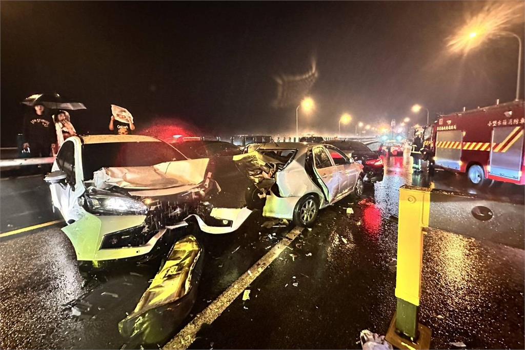 快新聞／大雨狂炸！國1苗栗路段8車連環撞1死　山區道路落石中斷