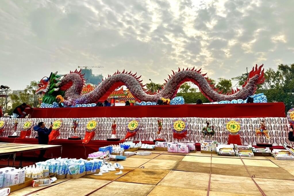 都還沒拜完！大甲鎮瀾宮重修大典進行中　祭品「烏魚子牆」遭民眾洗劫一空