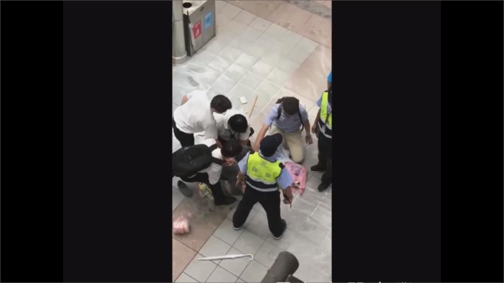 捷運龍山寺站婦人亮刀 下班警壓制被劃傷