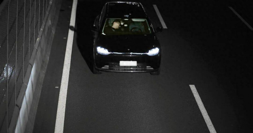 車輛自駕20分鐘！　路人一看駕駛「竟在副駕呼呼大睡」