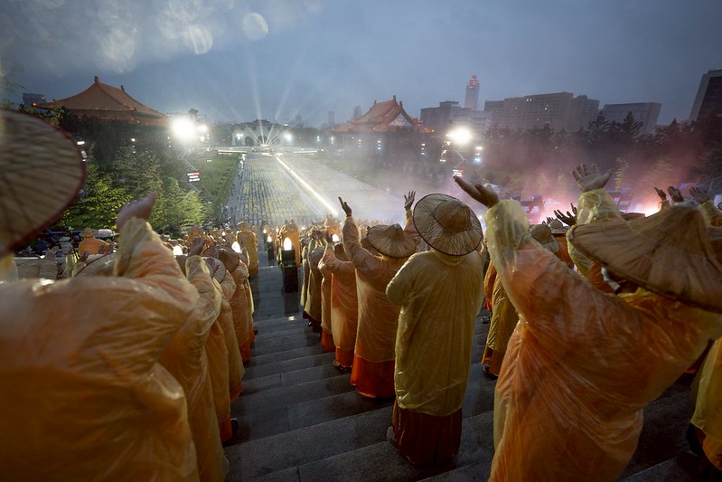 快新聞／大雨澆不熄熱情！佛誕節祈福儀式晚間登場　賴總統等政要出席