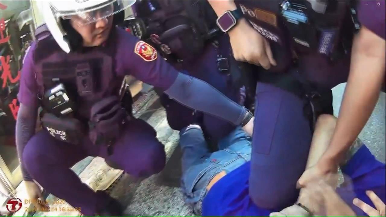 嚇人！　男子持雙刀逛大街　　隨機將路人推到牆上