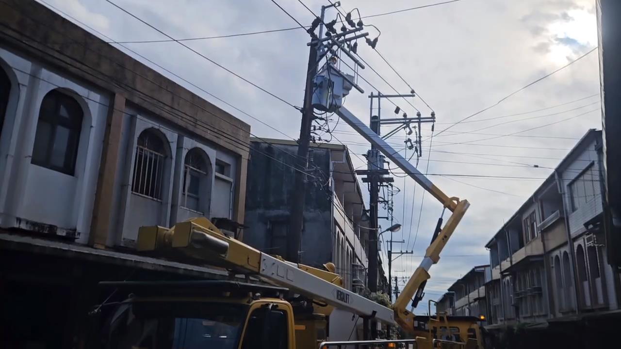 約三百戶大停電　員山鄉電箱清晨爆炸起火　民眾目擊現場降「火雨」