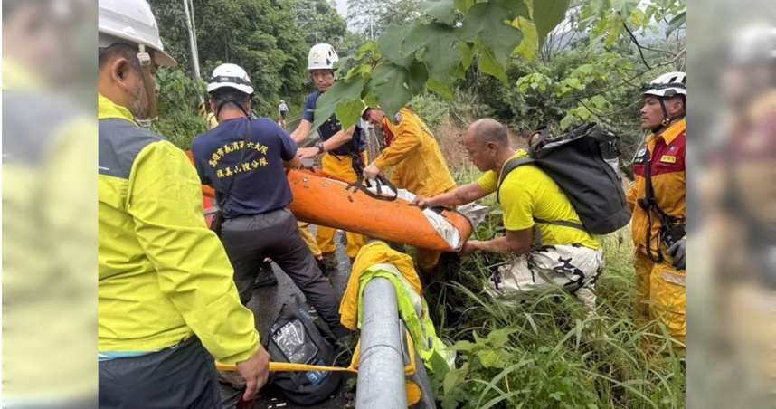 高雄5口墜谷! 搜救員挖出腳掌、屍塊 發現車輪等部分車體