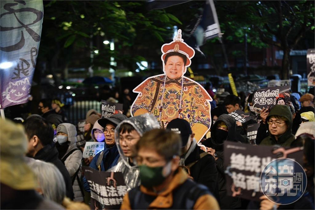 【圖輯】傅崐萁被P成「皇帝」　破萬青鳥集結立院外要求下台