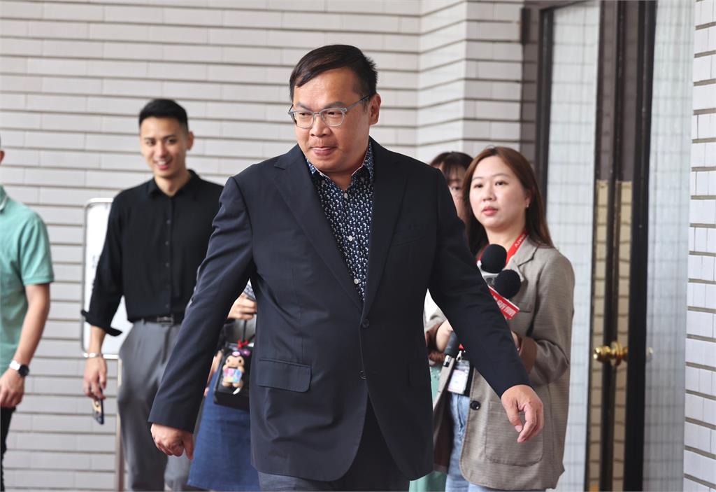 捕獲野生照全是假?王義川控徐巧芯爆料來源有問題 假記者真跟蹤「重大政治醜聞」