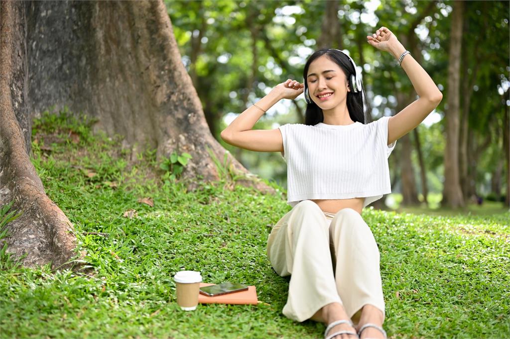 拯救鬆弛T恤領口的終極祕訣 讓妳的衣服重獲新生！