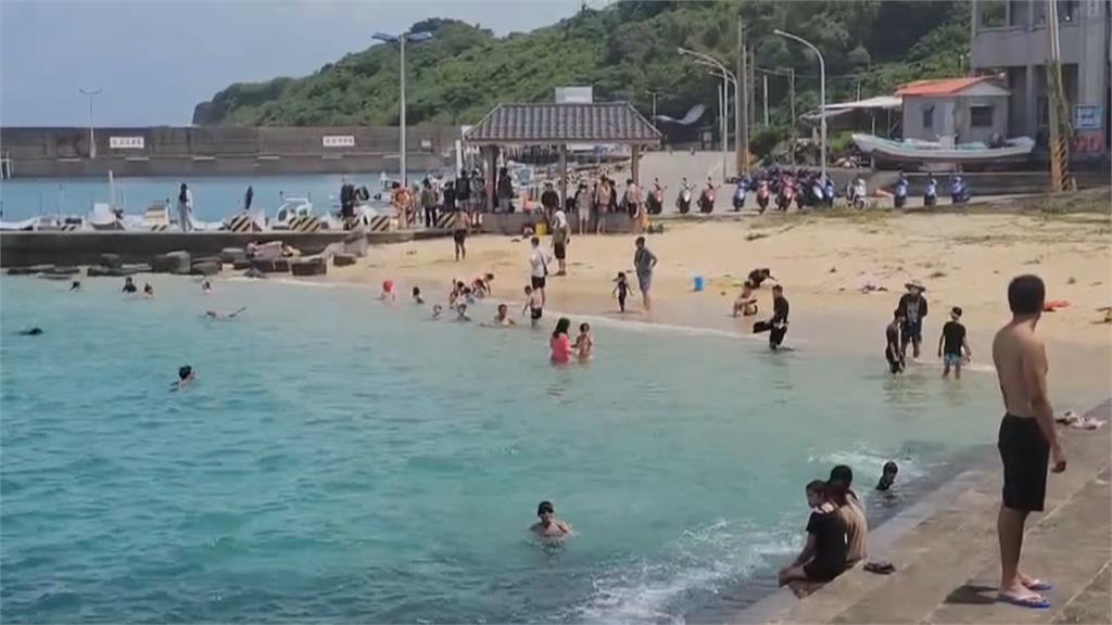 國旅補助刺激　小琉球人潮回籠　戲水遊客大增