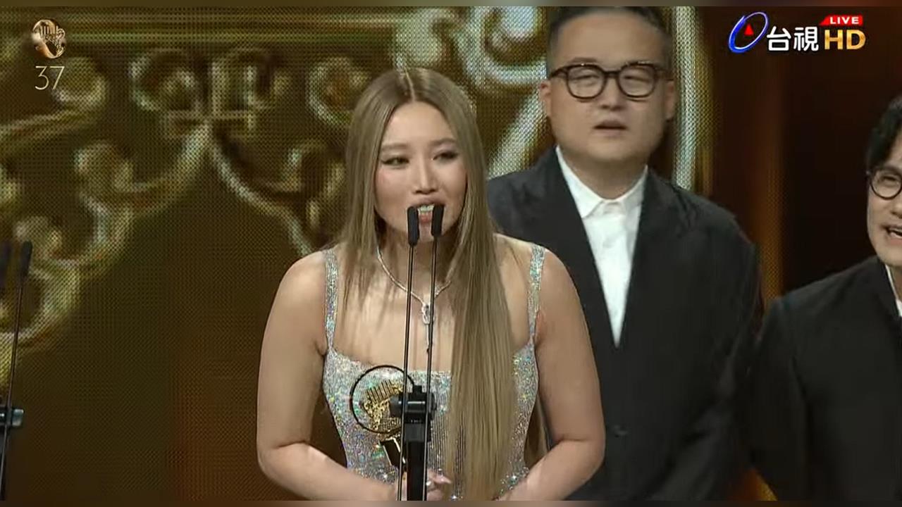 金曲37／陽光女子奪「年度歌曲」！A-Lin含淚上台「喊1句」笑歪全場