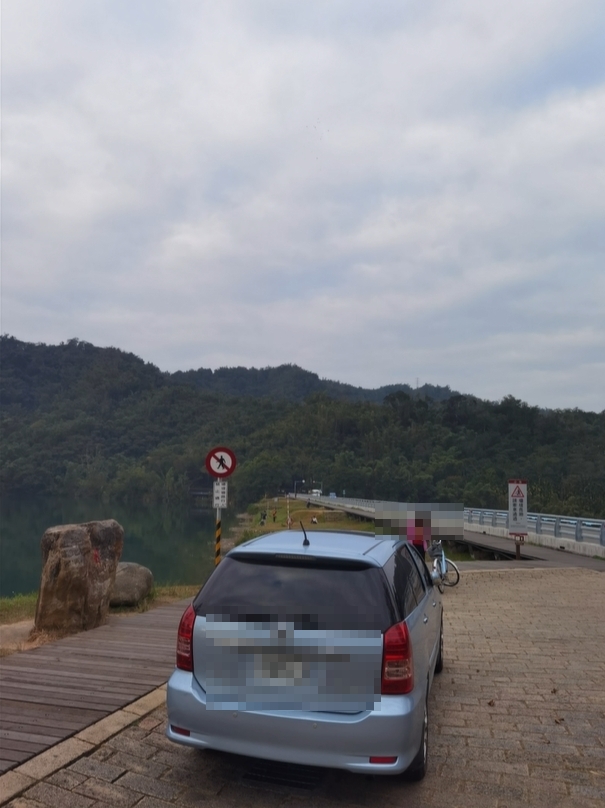 日月潭景點「水社壩」遭休旅車闖入違停 遊客目擊檢舉批:太誇張了