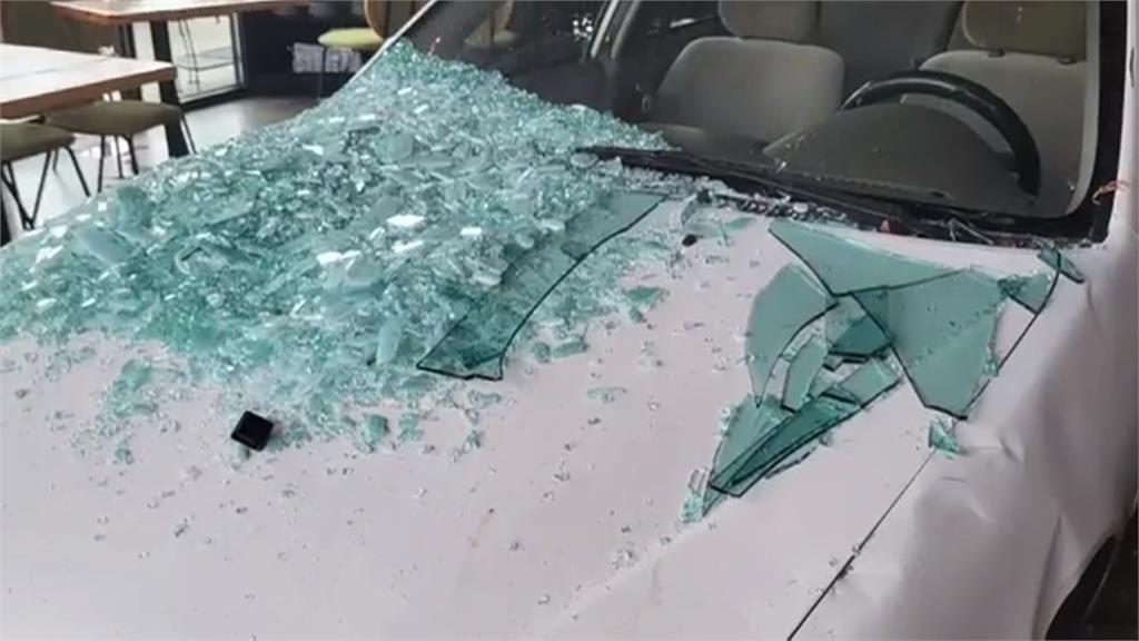 不是拍電影！轎車高速撞進餐廳　民眾尖叫逃命影片曝光