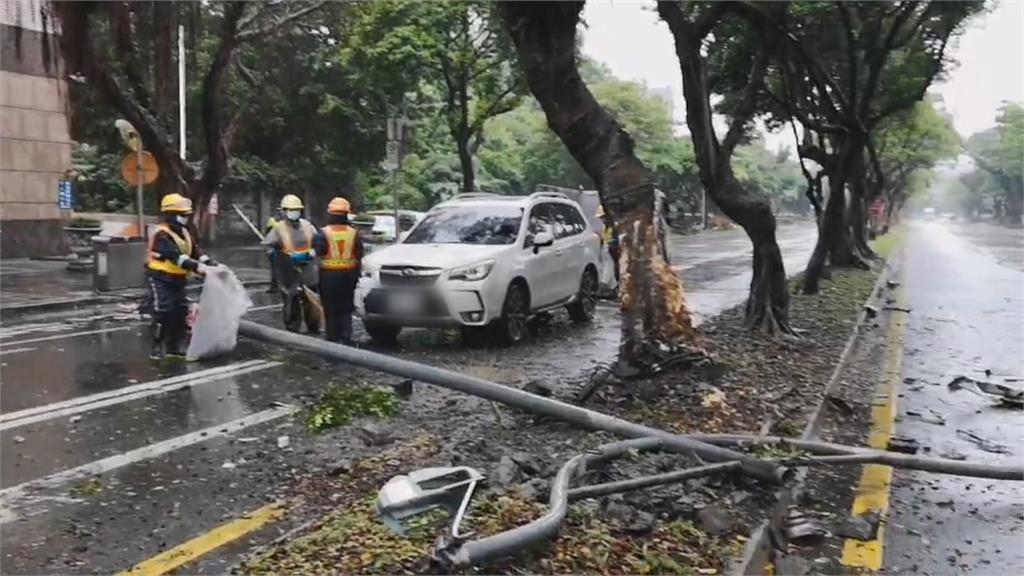 疑雨天車速過快打滑　保時捷撞斷分隔島路燈