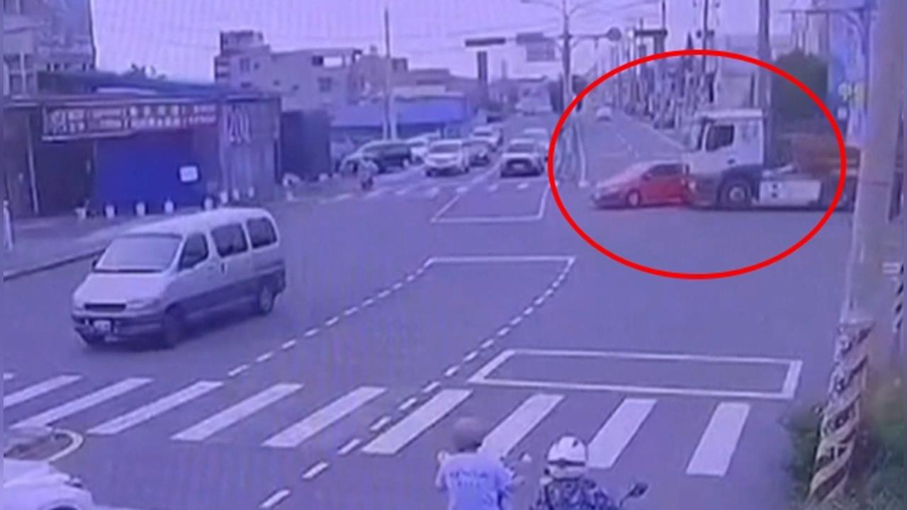說轉就轉？轎車切西瓜左轉　直行砂石車煞車不及釀追撞