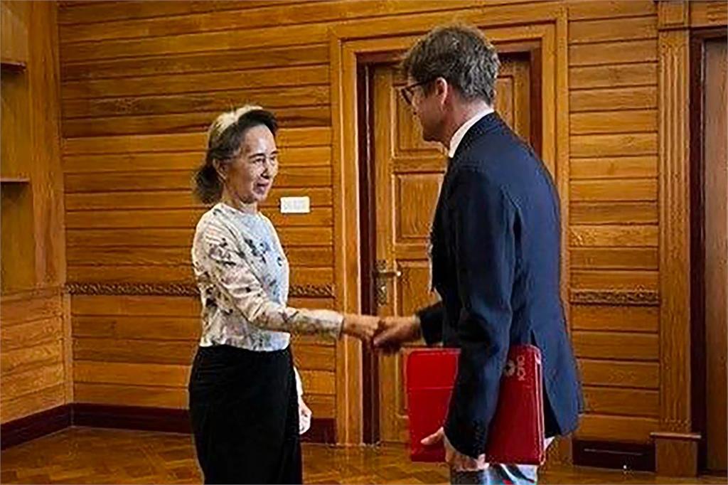 打破過世傳聞！翁山蘇姬遭監禁後首公開見外賓　私下與紅十字代表交談