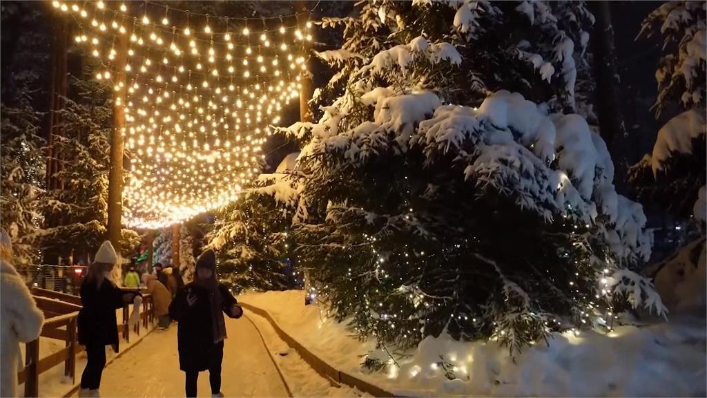 俄羅斯聖彼得堡溜冰場　裝飾上萬盞燈打造冬日童話