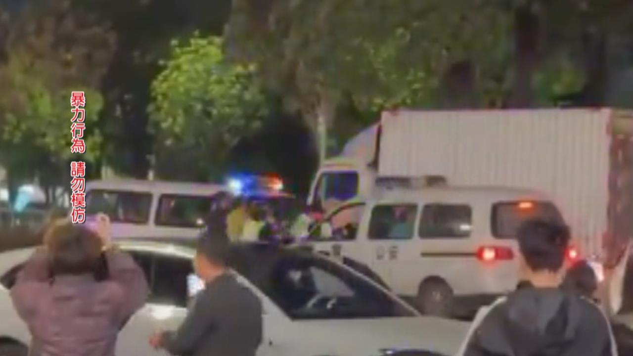 中國廣東驚傳貨車「逆向撞多車」　突破警車圍捕「再碾機車騎士」