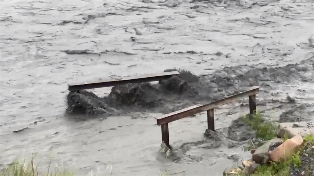 「杜蘇芮」雨狂炸濁水溪暴漲　神龍橋溪底砂石便道遭沖毀