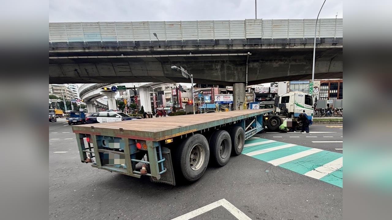 快新聞／板橋死亡車禍！拖板車違規右轉「直撞腳踏車」！騎士困車底傷勢惡化搶救不治