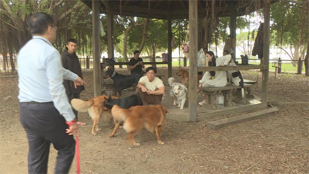 黃偉哲公務之餘紓壓 帶愛犬"黑妞"逛公園